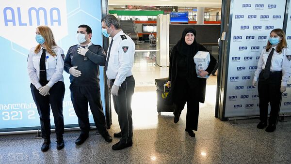 Пассажиры и персонал в маска в терминале прибытия в тбилисском аэропорту - Sputnik Грузия