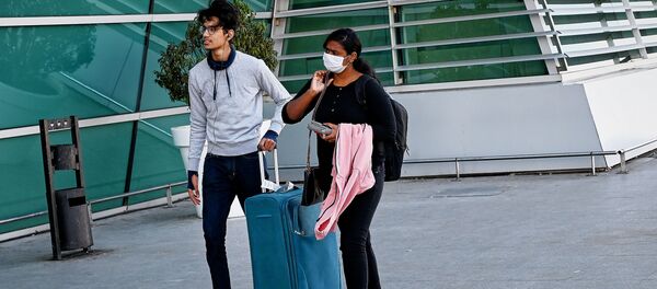 Туристы в масках у зала ожидания в тбилисском аэропорту во время превентивных мер против коронавируса - Sputnik Грузия