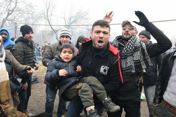 Ситуация на КПП Пазаркуле на границе Турции и Греции, где полиция применила слезоточивый газ против беженцев - Sputnik Грузия