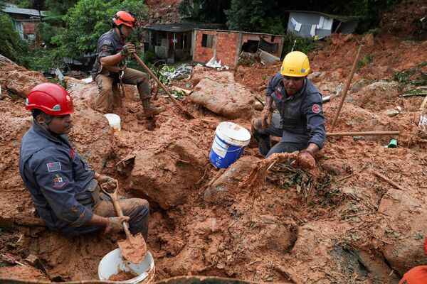 Спасатели ищут жертв оползня, вызванного проливными дождями в прибрежном городе Гуаружа, Бразилия - Sputnik Грузия