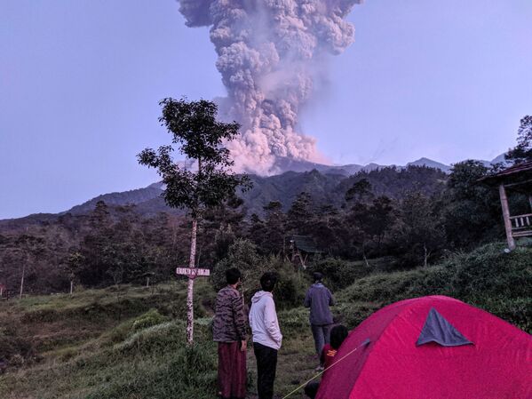 Извержение вулкана Мерапи в Индонезии - Sputnik Грузия