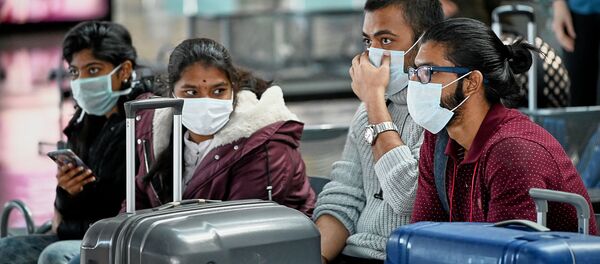 Туристы в масках в зале ожидания в тбилисском аэропорту во время превентивных мер против коронавируса - Sputnik Грузия
