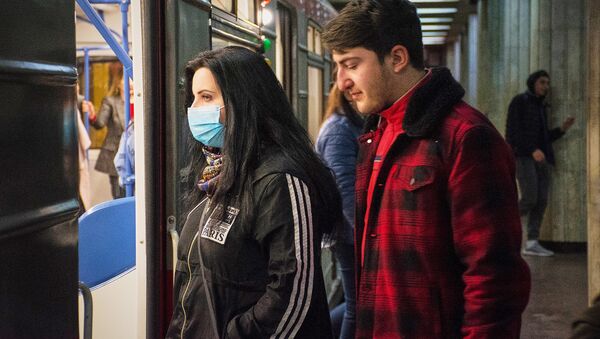 Девушка в маске в метро, защищаясь от коронавируса - Sputnik Грузия