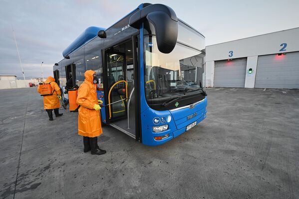 Также санитарная обработка регулярно стала проводится в пассажирских автобусах - Sputnik Грузия