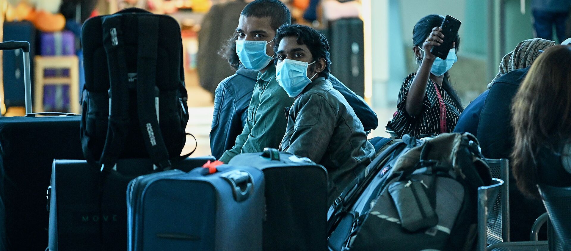 Туристы в масках в зале ожидания в тбилисском аэропорту. Власти Грузии принимают меры против коронавируса - Sputnik Грузия, 1920, 14.04.2021