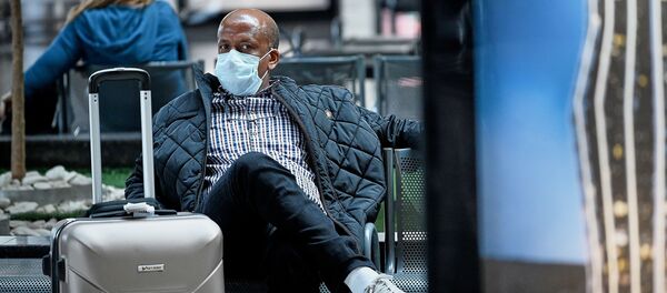 Туристы в масках в зале ожидания в тбилисском аэропорту. Власти Грузии принимают меры против коронавируса - Sputnik Грузия