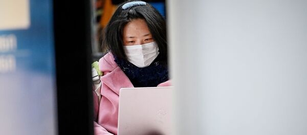 Туристы в масках в зале ожидания в тбилисском аэропорту. Власти Грузии принимают меры против коронавируса Туристы в масках в зале ожидания в тбилисском аэропорту. Власти Грузии принимают меры против коронавируса - Sputnik Грузия