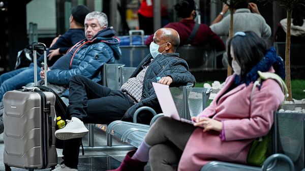 Туристы в масках в зале ожидания в тбилисском аэропорту. Власти Грузии принимают меры против коронавируса - Sputnik Грузия