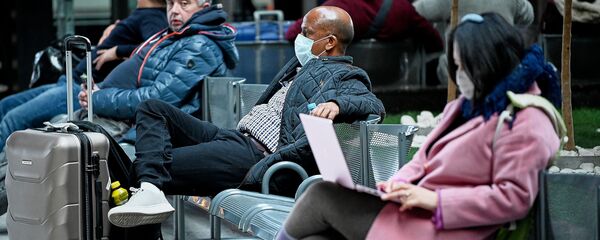 Туристы в масках в зале ожидания в тбилисском аэропорту. Власти Грузии принимают меры против коронавируса - Sputnik Грузия