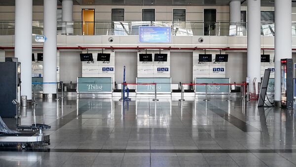 Опустевший зал ожидания тбилисского аэропорта после отмены ряда рейсов. Власти Грузии принимают меры против коронавируса - Sputnik Грузия