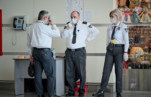 Все сотрудники тбилисского аэропорта с самого начала мер по борьбе с коронавирусом ходят в защитных медицинских масках - Sputnik Грузия