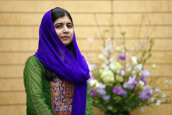 Лауреат Нобелевской премии мира Малала Юсуфзай на встрече с премьер-министром Японии Синдзо Абэ в официальной резиденции Абэ в Токио 22 марта 2019 года. Малала Юсафзай принимала участие в конференции Всемирной ассамблеи женщин (WAW!) в Токио - Sputnik Грузия
