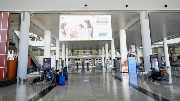 Опустевший зал ожидания тбилисского аэропорта после отмены ряда рейсов. Власти Грузии принимают меры против коронавируса - Sputnik Грузия