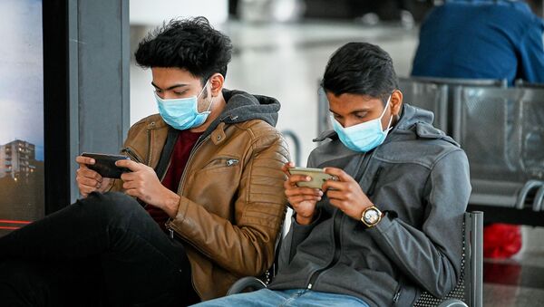 Туристы в масках в зале ожидания в тбилисском аэропорту. Власти Грузии принимают меры против коронавируса - Sputnik Грузия