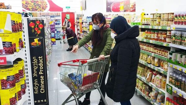Покупатели в магазине в респираторах и масках пытаются защититься от коронавируса - Sputnik Грузия
