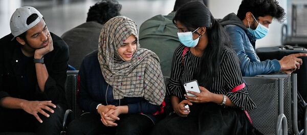 Путешественники из Ирана и Индии в масках в тбилисском аэропорту. Так они пытаются защитить себя от коронавируса Путешественники из Ирана и Индии в масках в тбилисском аэропорту. Так они пытаются защитить себя от коронавируса - Sputnik Грузия