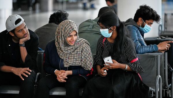 Путешественники из Ирана и Индии в масках в тбилисском аэропорту. Так они пытаются защитить себя от коронавируса - Sputnik Грузия