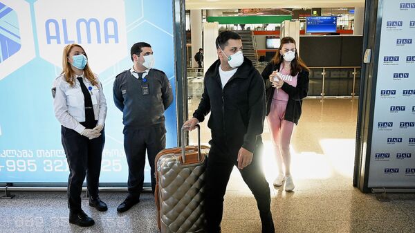 Путешественники и персонал в масках в тбилисском аэропорту. Так они пытаются защитить себя от коронавируса - Sputnik Грузия