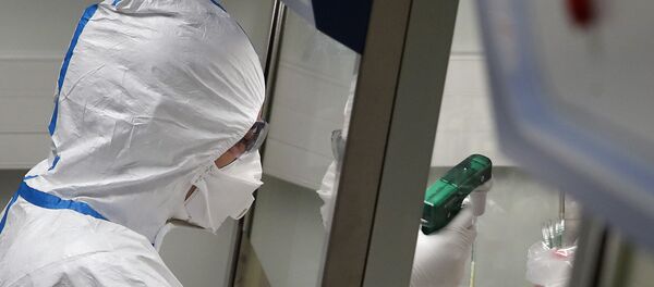 Лаборант вставляет жидкость в пробирку, фото из архива - Sputnik Грузия