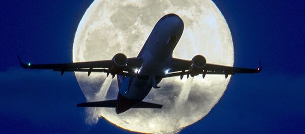 Самолет на фоне полной луны в Германии  - Sputnik Грузия