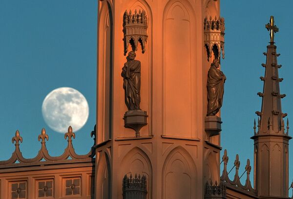 Луна над церковью святого Александра Невского в парке Александрия в Петергофе - Sputnik Грузия