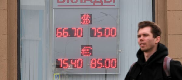 Табло курса обмена доллара, евро к рублю в Москве - Sputnik Грузия