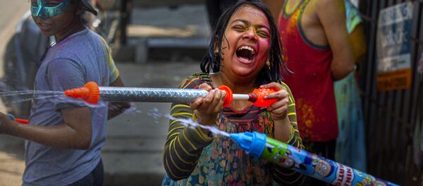 ჰოლი მზის სხივებითა და აყვავებული ბუნების მხიარული ფერებით გაჟღენთილი გაზაფხულის დღესასწაულია ჰოლი მზის სხივებითა და აყვავებული ბუნების მხიარული ფერებით გაჟღენთილი გაზაფხულის დღესასწაულია - Sputnik საქართველო