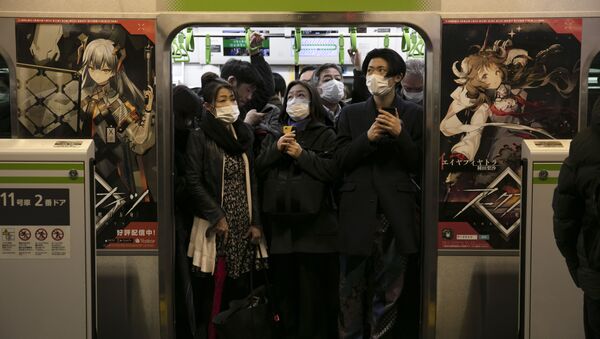 Забитый людьми поезд в метро на станции в Токио. Все пассажиры в масках. Так они защищают себя от коронавируса - Sputnik Грузия