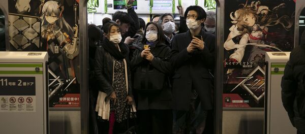 Забитый людьми поезд в метро на станции в Токио. Все пассажиры в масках. Так они защищают себя от коронавируса - Sputnik Грузия