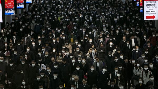 Большая толпа людей в масках ждет поезда на станции метро в Токио, Япония. Так люди защищают себя от коронавируса - Sputnik Грузия