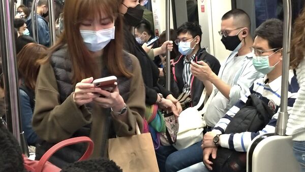Пассажиры в масках едут в метро в Тайбэе, Тайвань. Так они пытаются защитить себя от коронавируса - Sputnik Грузия