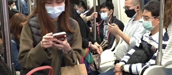 Пассажиры в масках едут в метро в Тайбэе, Тайвань. Так они пытаются защитить себя от коронавируса - Sputnik Грузия