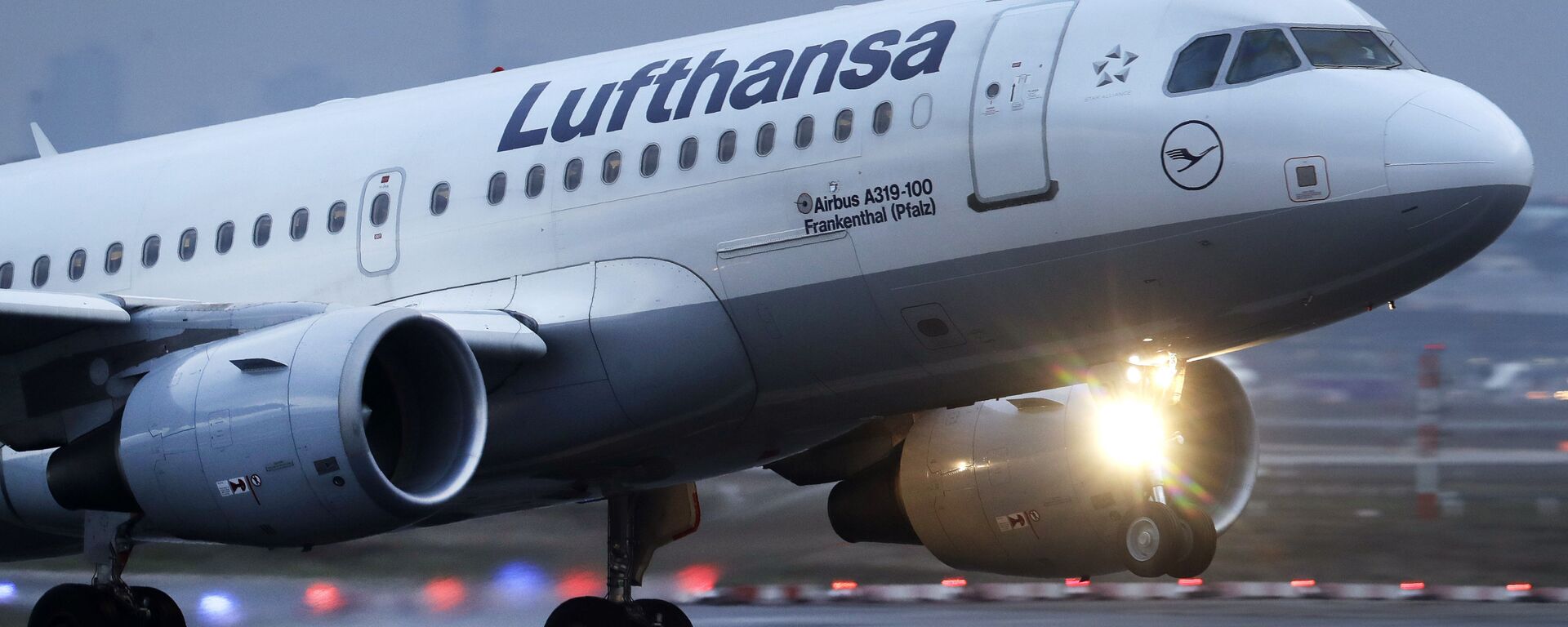 Пассажирский самолет авиакомпании Lufthansa вылетает из Франкфурта, Германия. Авиакомпания заявила, что из-за ситуации с коронавирусом может сократить число своих рейсов до 50 процентов - Sputnik Грузия, 1920, 17.07.2020