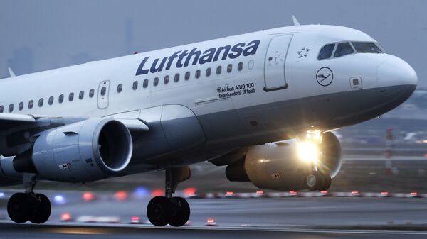 Пассажирский самолет авиакомпании Lufthansa вылетает из Франкфурта, Германия. Авиакомпания заявила, что из-за ситуации с коронавирусом может сократить число своих рейсов до 50 процентов - Sputnik Грузия