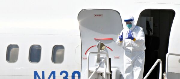 Сотрудники аэропорта в специальной одежде дизинфицируют самолет - Sputnik Грузия