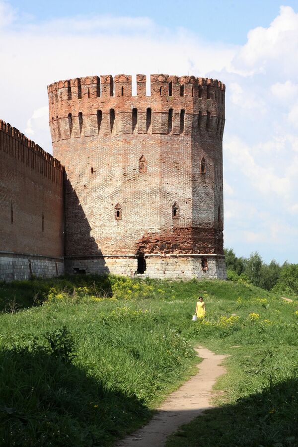 Во всей Смоленской крепости не было ни одной одинаковой башни. Их высота и форма определялись рельефом местности. Под многими устраивали слухи - галереи для вылазок за пределы укрепления при осаде. Из 38 башен сохранились только 18 - Sputnik Грузия