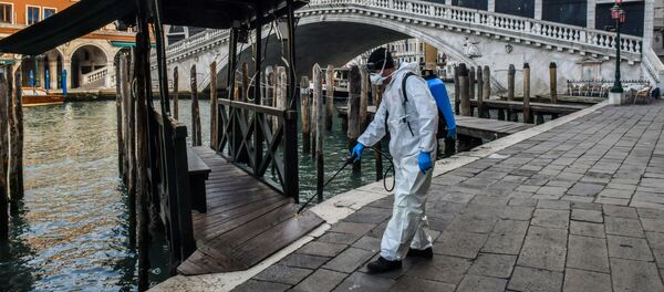 Сотрудник муниципальной компании Veritas распыляет дезинфицирующее средство в общественных местах на мосту Риальто в Венеции Сотрудник муниципальной компании Veritas распыляет дезинфицирующее средство в общественных местах на мосту Риальто в Венеции - Sputnik Грузия