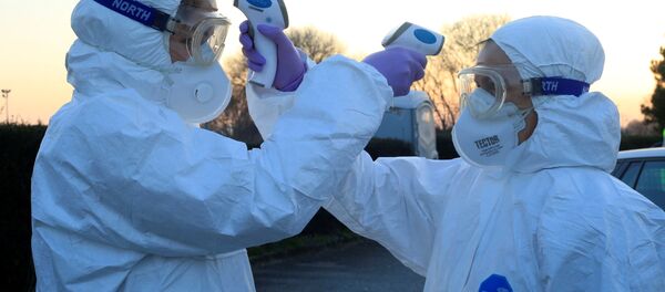 Медицинский персонал использует термометры во время проверок на коронавирус (COVID-19) на пограничном переходе с Италией во Вртойбе, Словения - Sputnik Грузия