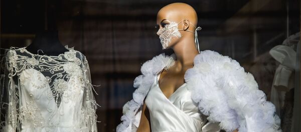 Манекен в защитной маске в витрине магазина в Тбилиси Манекен в защитной маске в витрине магазина в Тбилиси - Sputnik Грузия