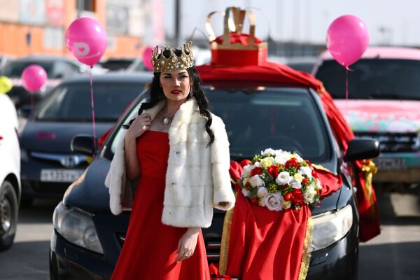 Участница автопробега, посвященного празднику 8 Марта, в Ростове-на-Дону - Sputnik Грузия