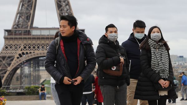 Люди в масках на фоне Эйфелевой башни в Париже. Борьба с коронавирусом - Sputnik Грузия