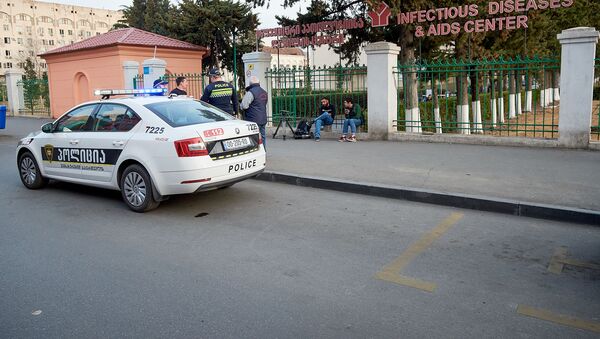 Тбилисская инфекционная больница. Полиция дежурит у входа  - Sputnik Грузия