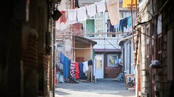Белье сушится в итальянском дворе в старом городе. Тбилисские традиции и обычаи Белье сушится в итальянском дворе в старом городе. Тбилисские традиции и обычаи - Sputnik Грузия