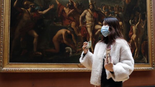 Женщина в маске в Лувре в Париже. Так она пытается защитить себя от коронавируса - Sputnik Грузия