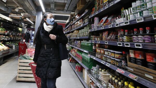 Люди скупают продукты в связи с паникой вокруг коронавируса. Однако магазины в Париже с полными полками - Sputnik Грузия