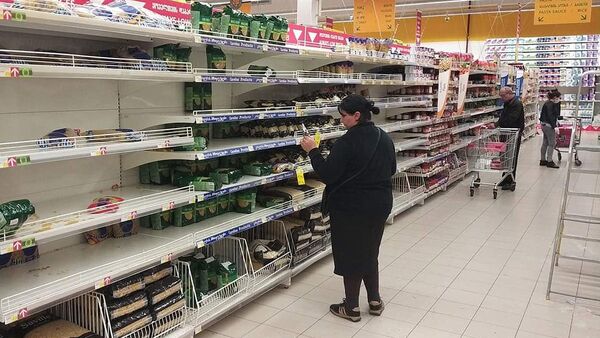 Пустые полки в одном из тбилисских гипермаркетов после паники на фоне сообщений о коронавирусе  - Sputnik Грузия