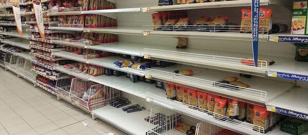 Пустые полки в одном из тбилисских гипермаркетов после паники на фоне сообщений о коронавирусе Пустые полки в одном из тбилисских гипермаркетов после паники на фоне сообщений о коронавирусе - Sputnik Грузия