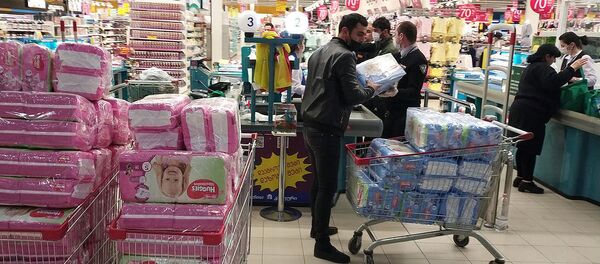 მოსახლეობა სუპერმარკეტებში სურსათის მარაგს იკეთებს მოსახლეობა სუპერმარკეტებში სურსათის მარაგს იკეთებს - Sputnik საქართველო