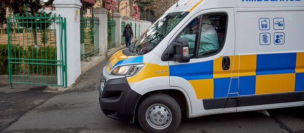 Бригада Скорой медицинской помощи 112 доставляет больных коронавирусом в инфекционную больницу - Sputnik Грузия