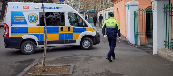 Бригада Скорой медицинской помощи 112 доставляет больных коронавирусом в инфекционную больницу - Sputnik Грузия